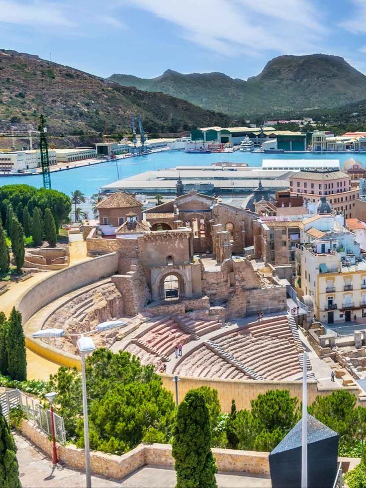 Cartagena es una pequeña ciudad portuaria con una…