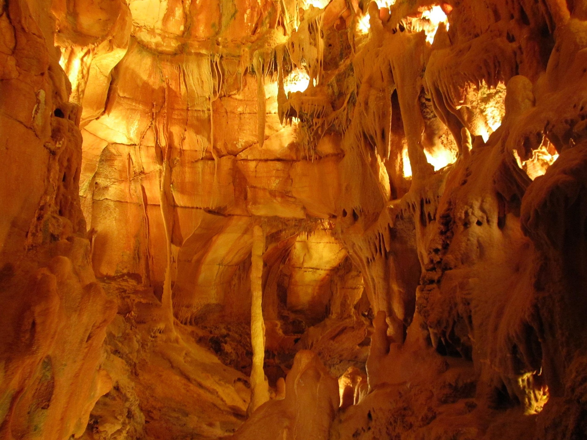 cave-902826_1920