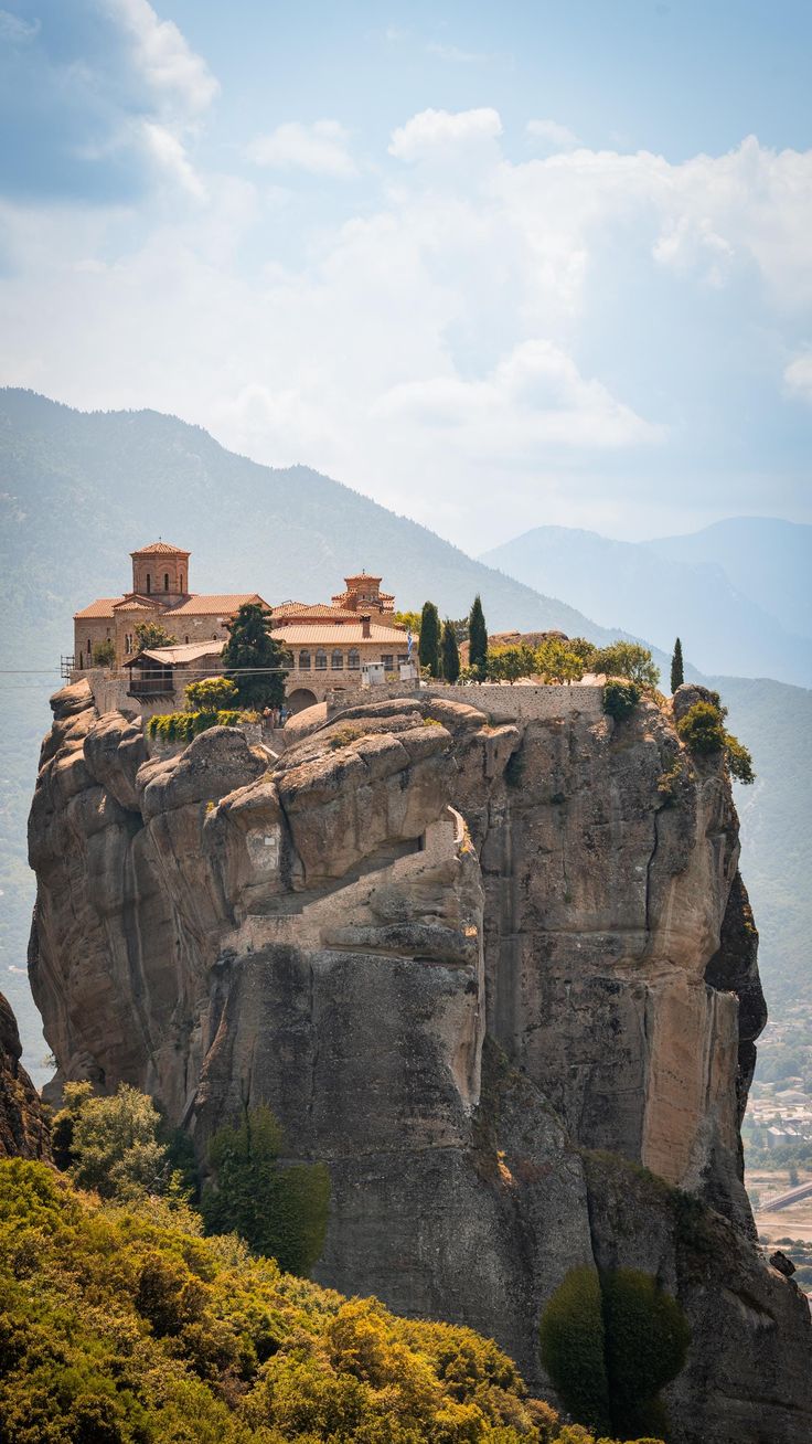 Ein Foto eines Klosters in Meteora zeigt…