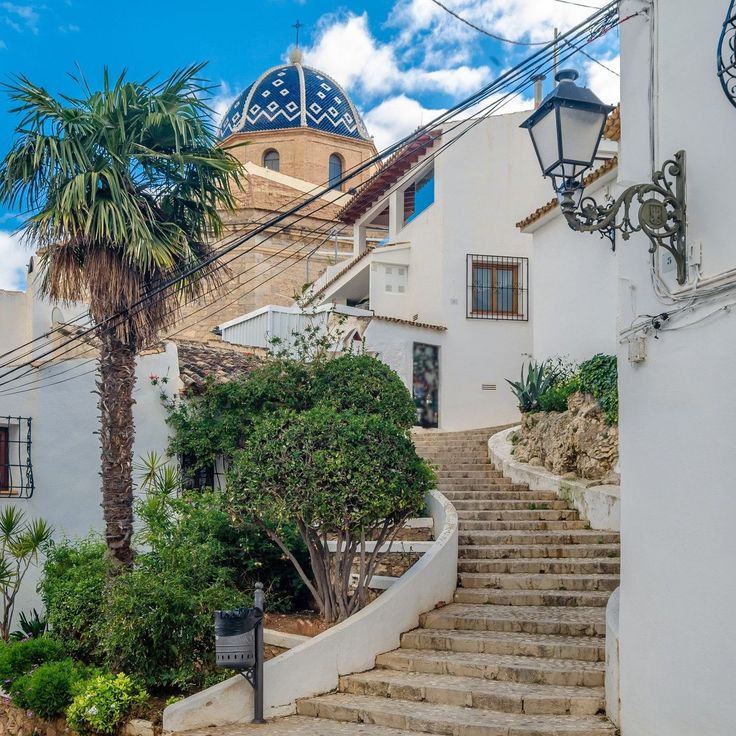 Wander through the beautiful streets of Altea! 😍…